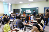 韩国老师画图.jpg