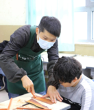 齐老师演示打磨筷子头.png